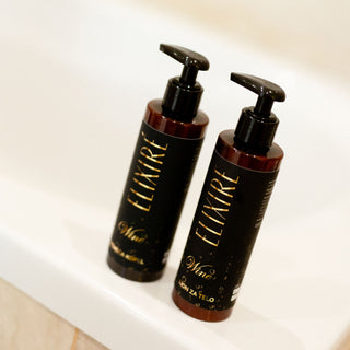 Darilni set Sparkling Moments Gold s Zlato Radgonsko penino rosé, losjonom za telo Elixiré Wine in penečo kopeljo Elixiré Wine. Popolno darilo za nego telesa in sprostitev.